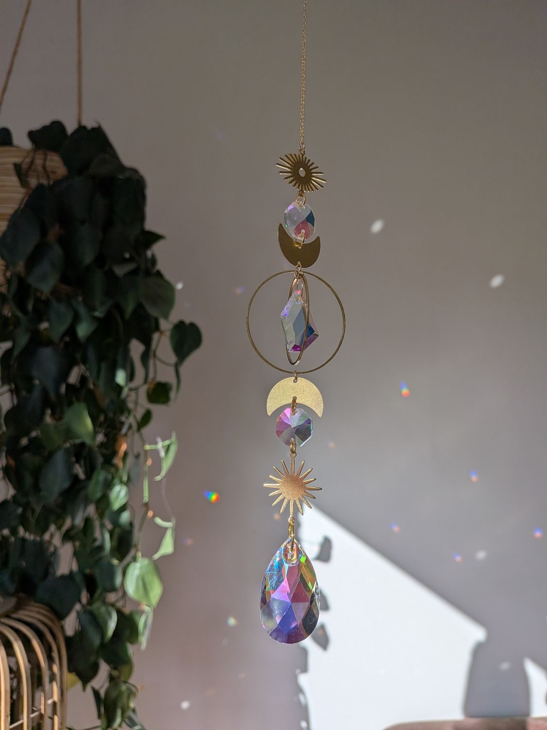 Suncatcher Small - Aurora Dream - mystischer Sonnenfänger mit Aurora Borealis Regenbogenkristallen, Iristierender Effekt Suncatcher Small - Aurora Dream - mystischer Sonnenfänger mit Aurora Borealis Regenbogenkristallen, Iristierender Effekt