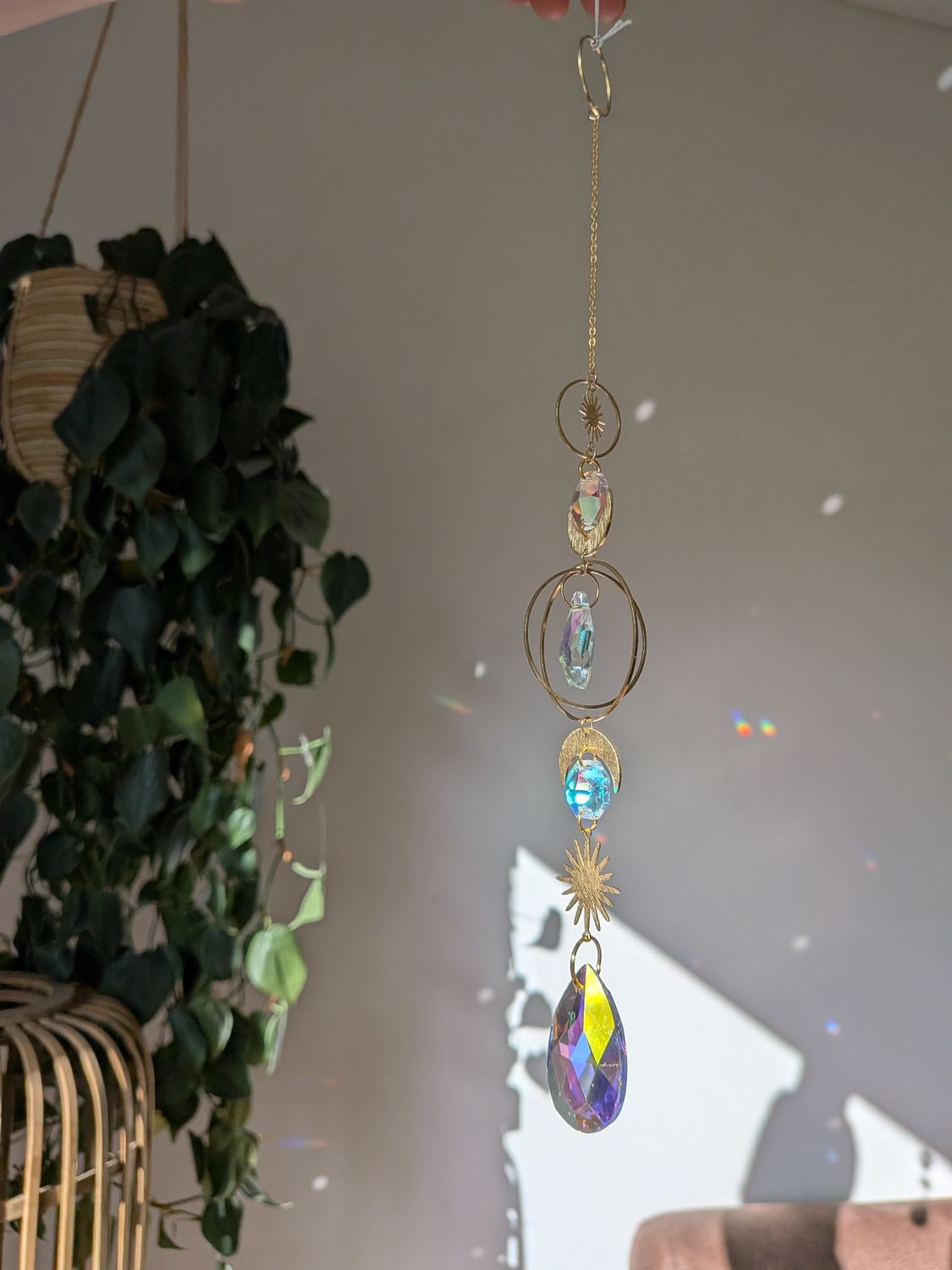 Suncatcher Small - Aurora Dream - mystischer Sonnenfänger mit Aurora Borealis Regenbogenkristallen, Iristierender Effekt Suncatcher Small - Aurora Dream - mystischer Sonnenfänger mit Aurora Borealis Regenbogenkristallen, Iristierender Effekt