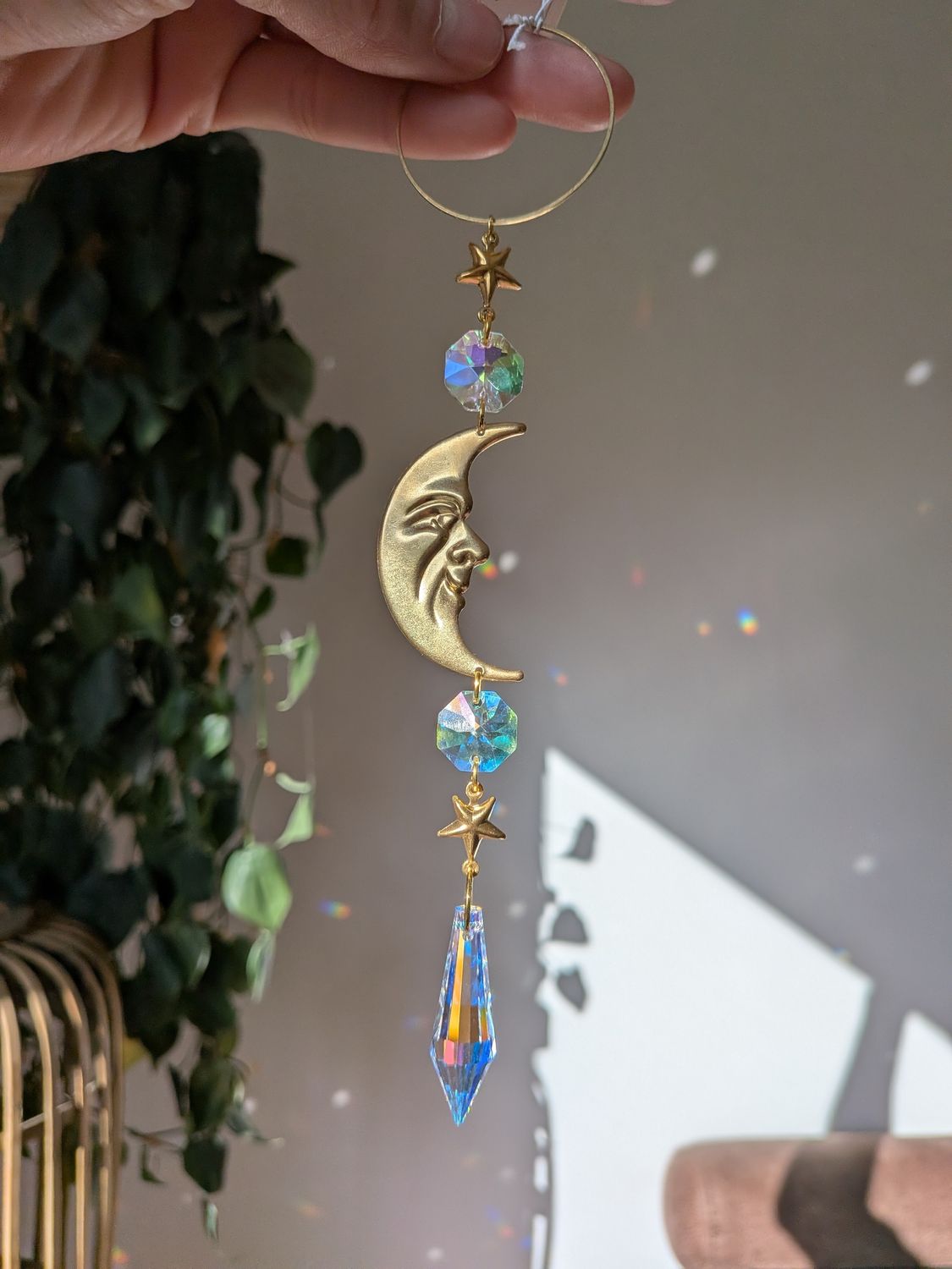 Suncatcher Small - Aurora Mond Stern - Sonnenfänger mit Aurora Borealis Regenbogenkristallen, Iristierender Effekt Suncatcher Small - Aurora Mond Stern - Sonnenfänger mit Aurora Borealis Regenbogenkristallen, Iristierender Effekt