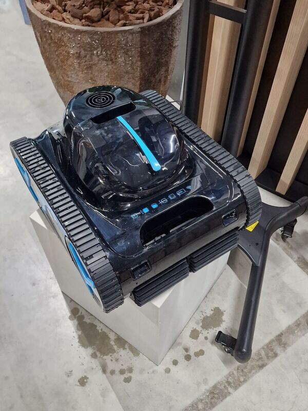 Profi-Poolroboter AKKU 6h Laufzeit! ohne Kabel Profi-Poolroboter AKKU 6h Laufzeit! ohne Kabel