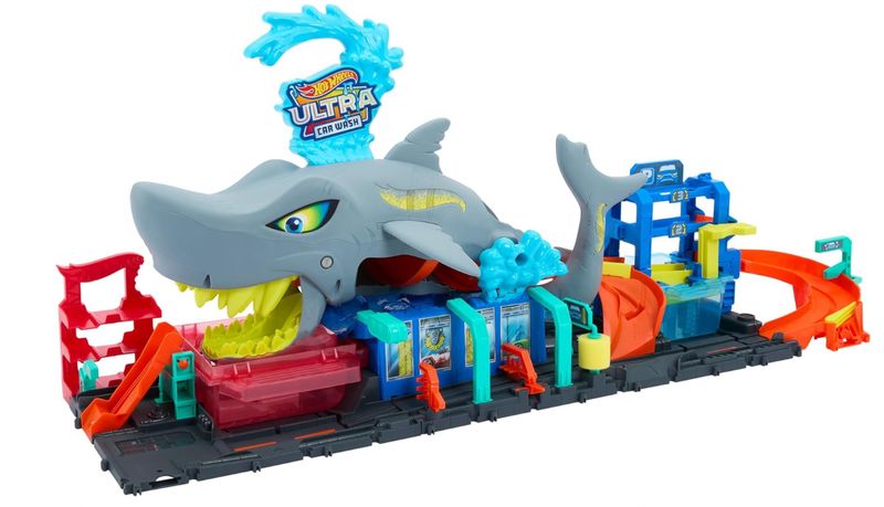 Hot Wheels 'Let's Race' Netflix - Mega Squalo Autolavaggio, pista con rullo di schiuma e cancelli mobili, funzione cambia colore e macchinina Color Reveal inclusa, 3+ anni, HTN82