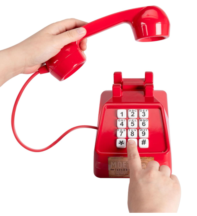 The Simpson – telefono di Moe per scherzi telefonici. Digita i numeri e ascolta gli scherzi più divertenti di Bart. Perfetto anche per i collezionisti! In Inglese