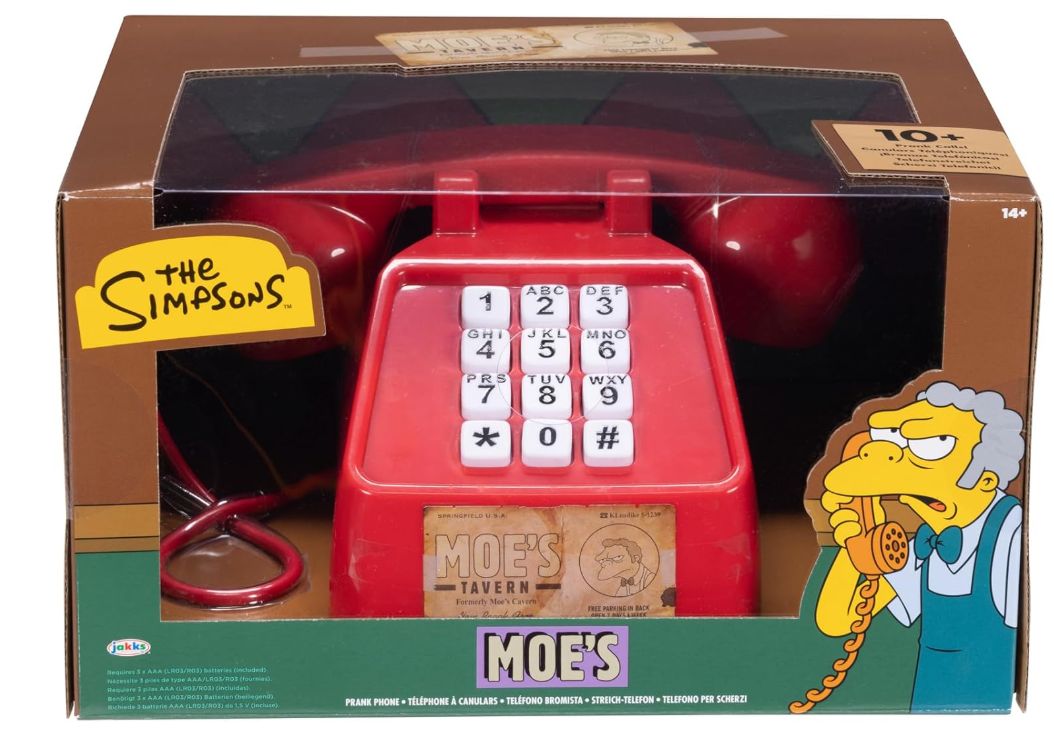 The Simpson – telefono di Moe per scherzi telefonici. Digita i numeri e ascolta gli scherzi più divertenti di Bart. Perfetto anche per i collezionisti! In Inglese The Simpson – telefono di Moe per scherzi telefonici. Digita i numeri e ascolta gli scherzi più divertenti di Bart. Perfetto anche per i collezionisti! In Inglese