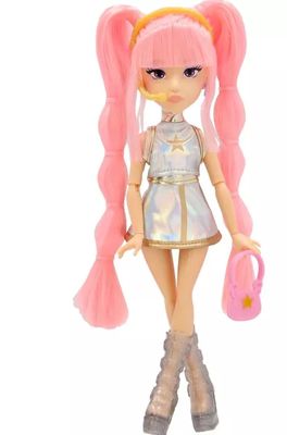 K-POP IDOL Bambola Yuni Fashion Doll IMC Toys, capelli rosa trecce, 3 accessori, gioco creativo età 3