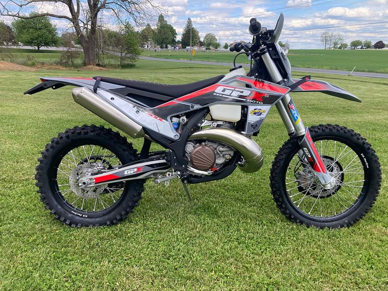 GPX Moto TSE300L Liquid cooled 2 stroke engine with counterbalance 6 speed transmission Electric Start 18 GPX Moto TSE300L Liquid cooled 2 stroke engine with counterbalance 6 speed transmission Electric Start 18"-21" wheels...