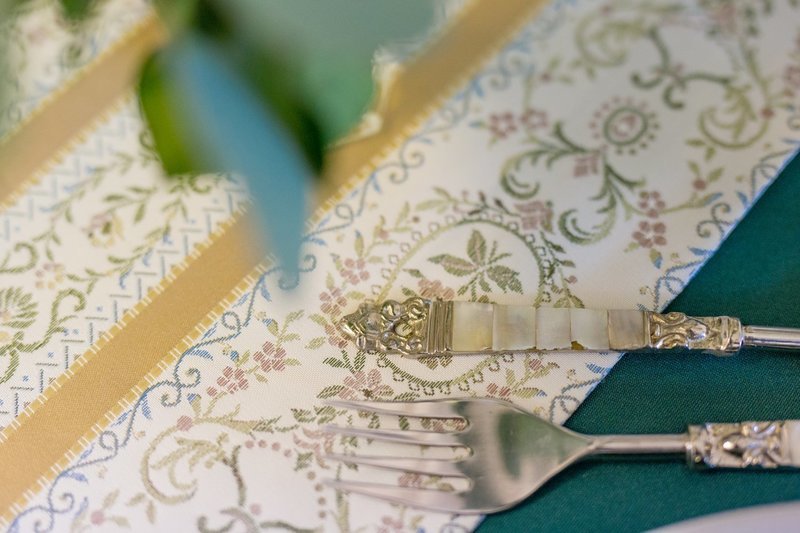 Heritage Linens / Table runner / Regency design
