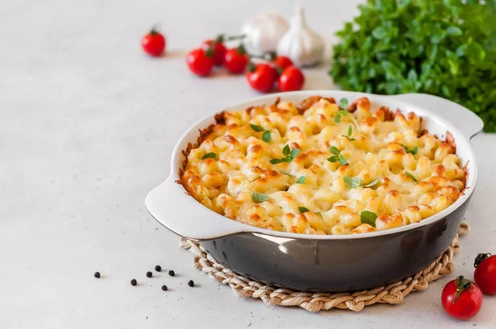Mac and Cheese with ham and peas