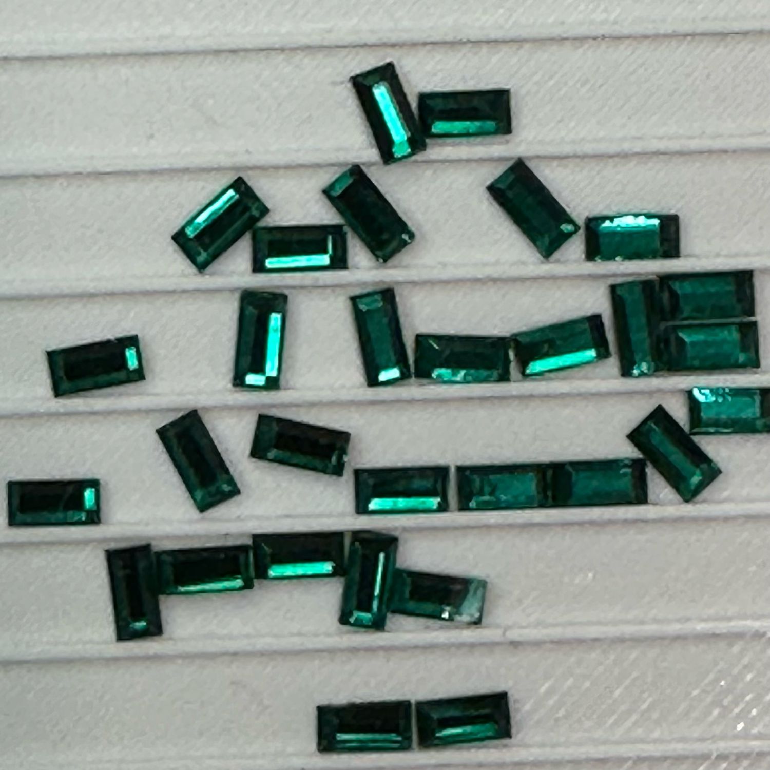 2.5mm X 5MM Shimmer Stones Emerald