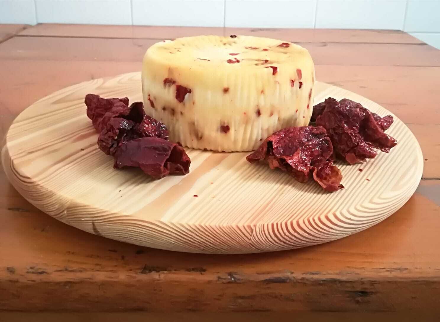 Formaggio ovicaprino farcito al peperone crusco