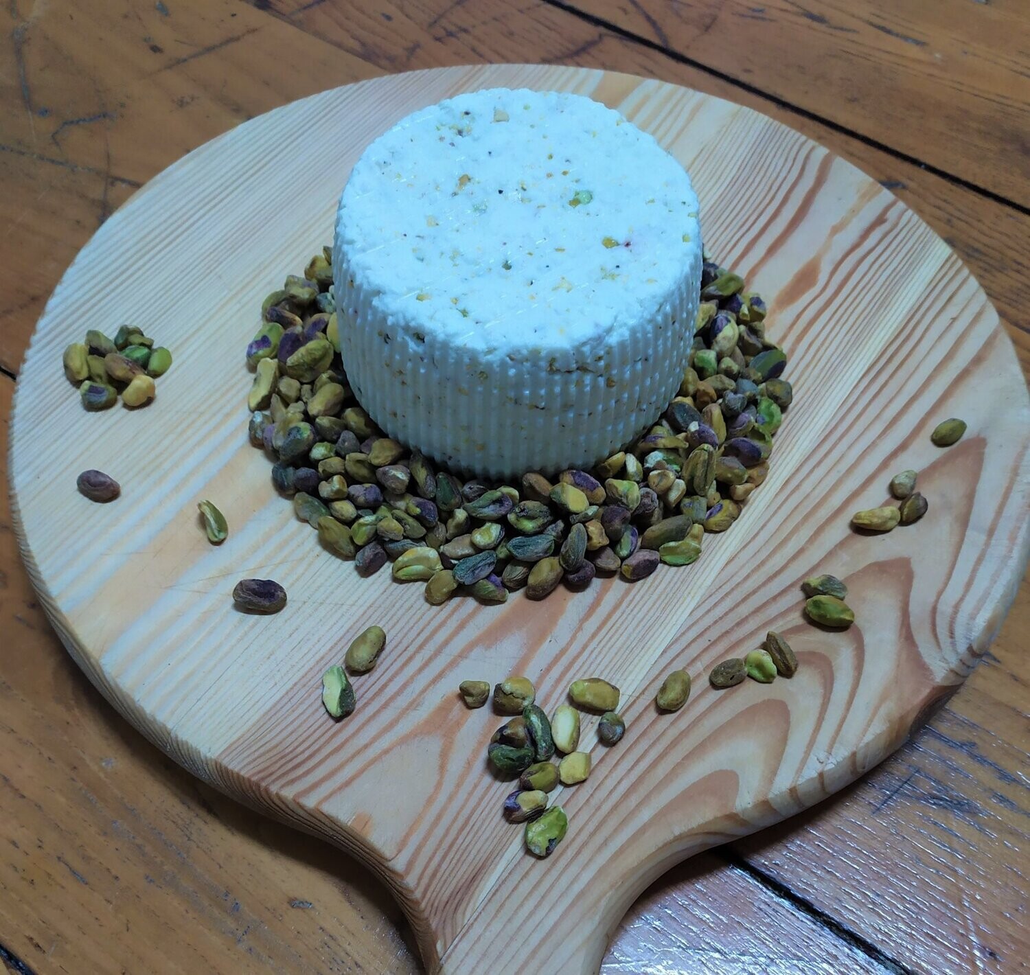 Formaggio ovicaprino farcito ai pistacchi