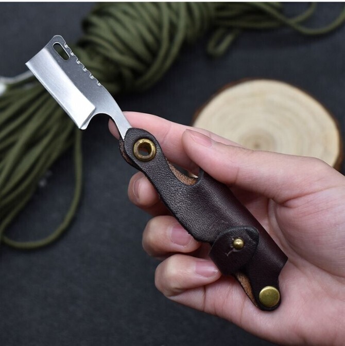 Exklusiv, handgjord fickkniv med yxa blad tillverkat av premium D2-stål, följt av ett nyckelringsetui i italienskt läder