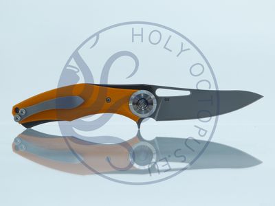 Hellraiser - Couteau de poche - Le Classique !
Lame spéciale de 9 cm, roulements à billes, plaquettes de manche de qualité de poignée d&#39;arme - Orange