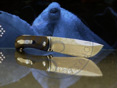 Trailblazer Damascus Taschenmesser
8 cm Straight Back-Klinge aus Damast-Stahl &amp; VG-10 Core, exklusiver Ebenholzgriff