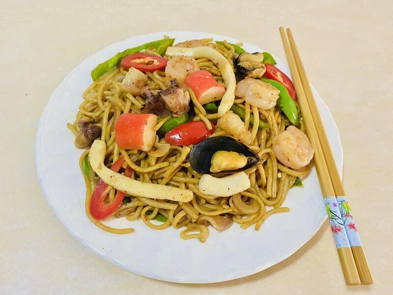Chow Men Con Mariscos