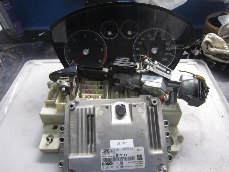 95-313 Kit Motore Ford 0 281 011 701   8M51-12A650-LB  7M5T-14A073-CB 3M5F-10A855-A  3M51-3F880-A  FORD Diesel Focus