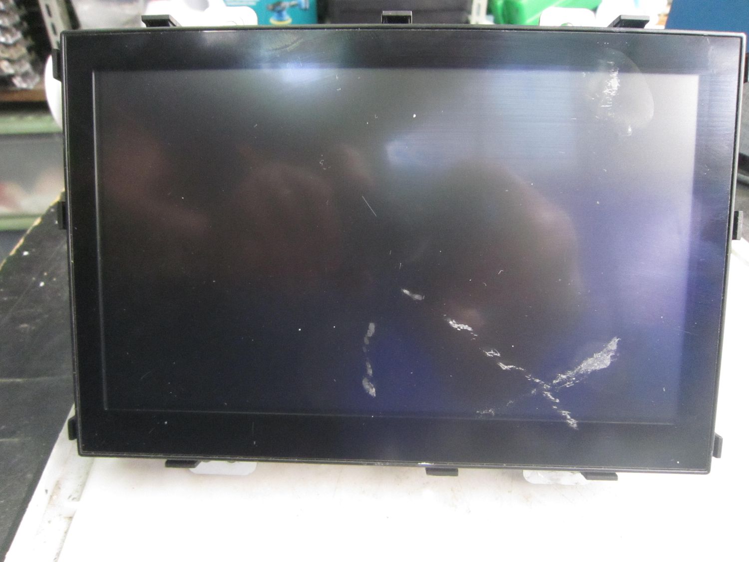 20-590 Autoradio Chery TP9236K09   T15-7911071CD    DR  5	SCHERMO  DANNEGGIATO