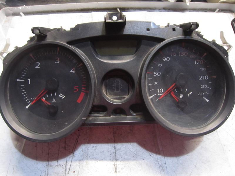 40-702 Quadro Strumenti / Contachilometri Visteon 8200408785   HW: VP5RPF-14B115-AH SW: V04.09   RENAULT Diesel Megane