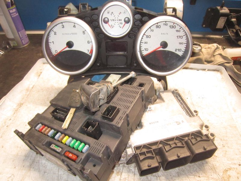 95-365 Kit Motore Citroen / Peugeot 0 261 201 505  0261201505 MEV17.4 9663798280   BSI2004 P06-00  A2C53065547  BLOCCHETTO + CHIAVE PEUGEOT Benzina 207