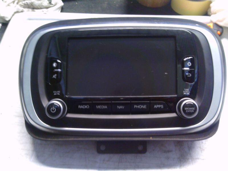 20-766 Autoradio Continental 07356265270   QNG-BE2812   VETRO LEGGERMENTE GRAFFIATO  FIAT  500