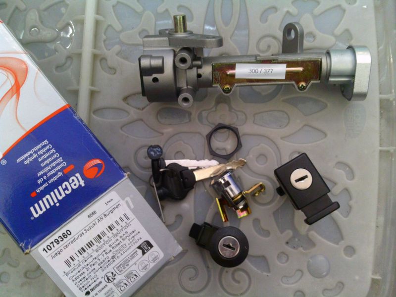 300-377 Blocchetto Accensione Suzuki 1079360   PRODOTTO  NUOVO KIT  SERRATURE E BLOCCHETTO ACCENSIONE   Suzuki Benzina Burgman