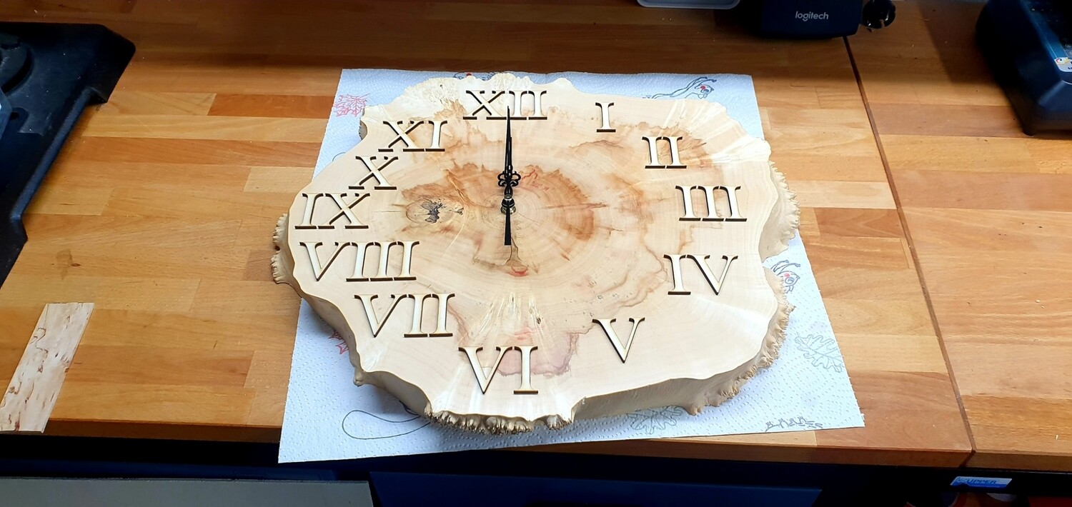 Wanduhr Ahorn hell
