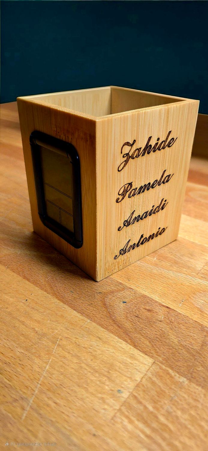 Stiftehalter mit Uhr