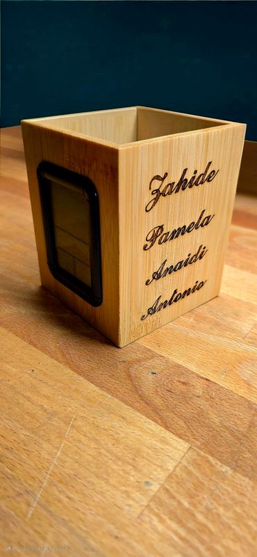 Stiftehalter mit Uhr