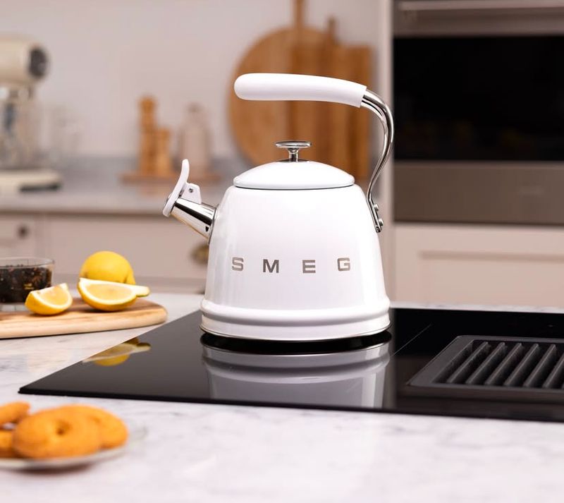 Bollitore con fischio Smeg bianco Bollitore con fischio Smeg bianco