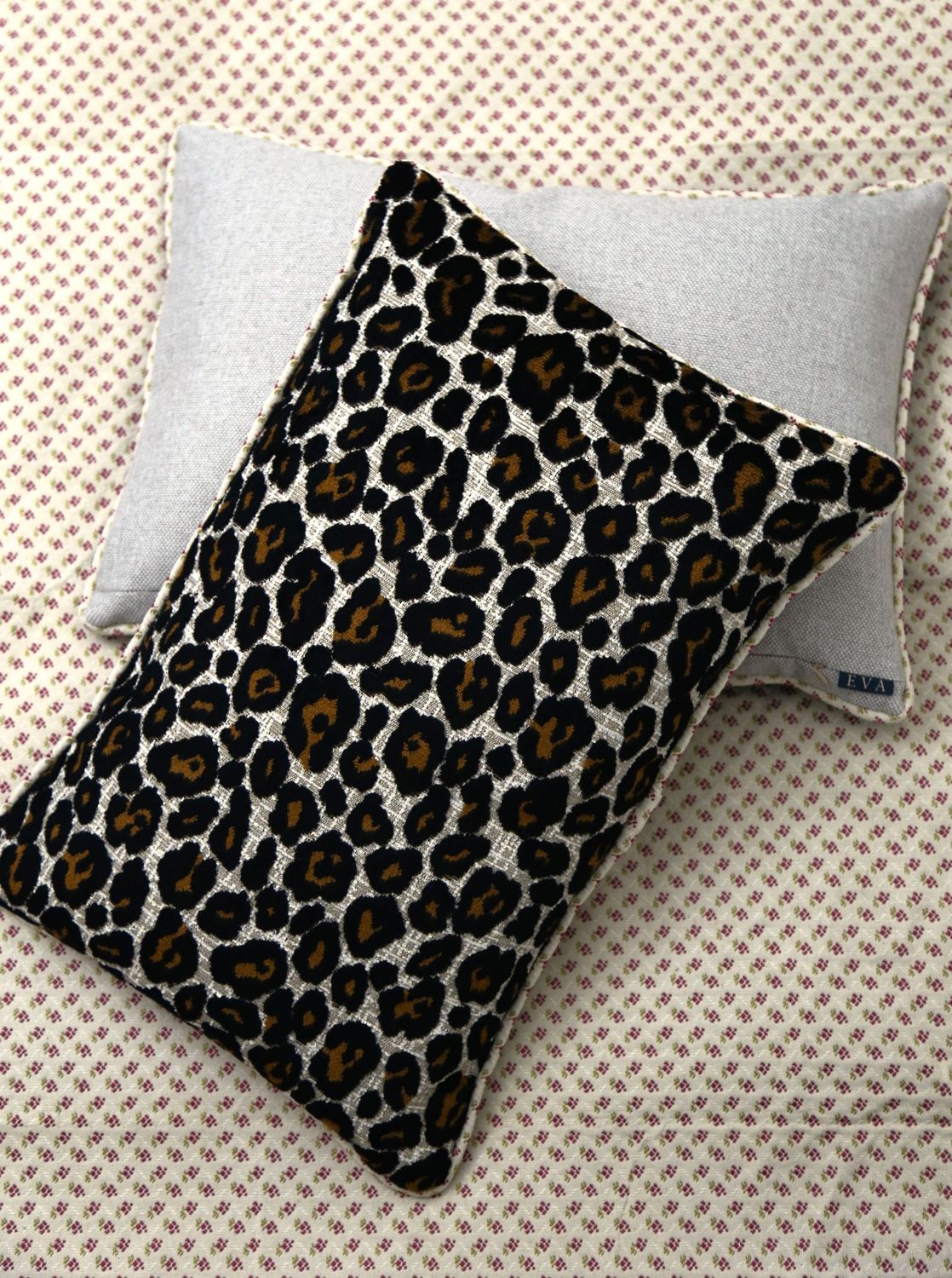 SIERKUSSEN 'LEOPARD' - VELVET JACQUARD FLORAL PIPING
