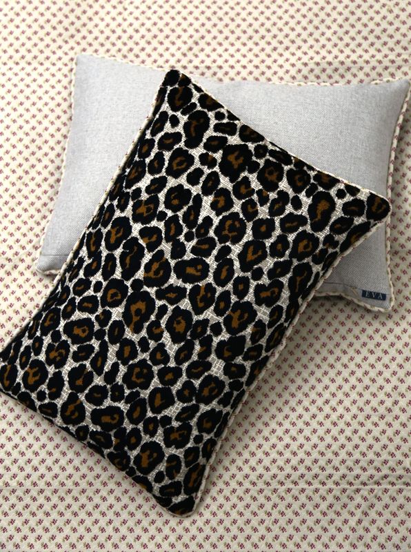 SIERKUSSEN 'LEOPARD' - VELVET JACQUARD FLORAL PIPING