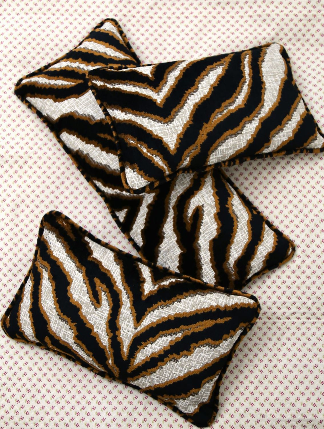 SIERKUSSEN 'TIGER' - VELVET JACQUARD VELVET PIPING