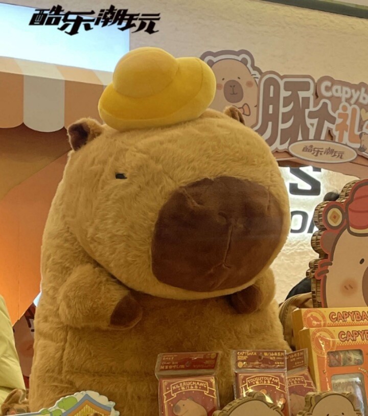 CAPYBARA卡皮巴拉 憨憨水豚公仔 元宝款特大号68cm / Yuanbao Extra-Large Plush By GREEN PARTY