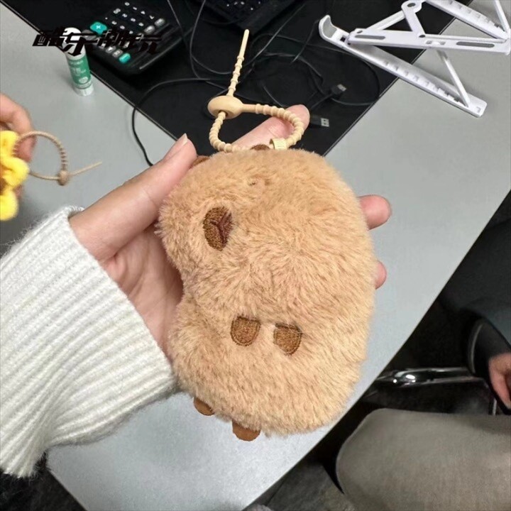 CAPYBARA卡皮巴拉 憨憨水豚耳机包挂件 侧面 / Capybara Earphone Bag Keychain Side Face By GREEN PARTY