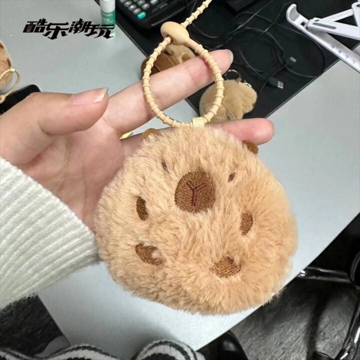 CAPYBARA卡皮巴拉 憨憨水豚耳机包挂件 正面 / Capybara Earphone Bag Keychain By GREEN PARTY