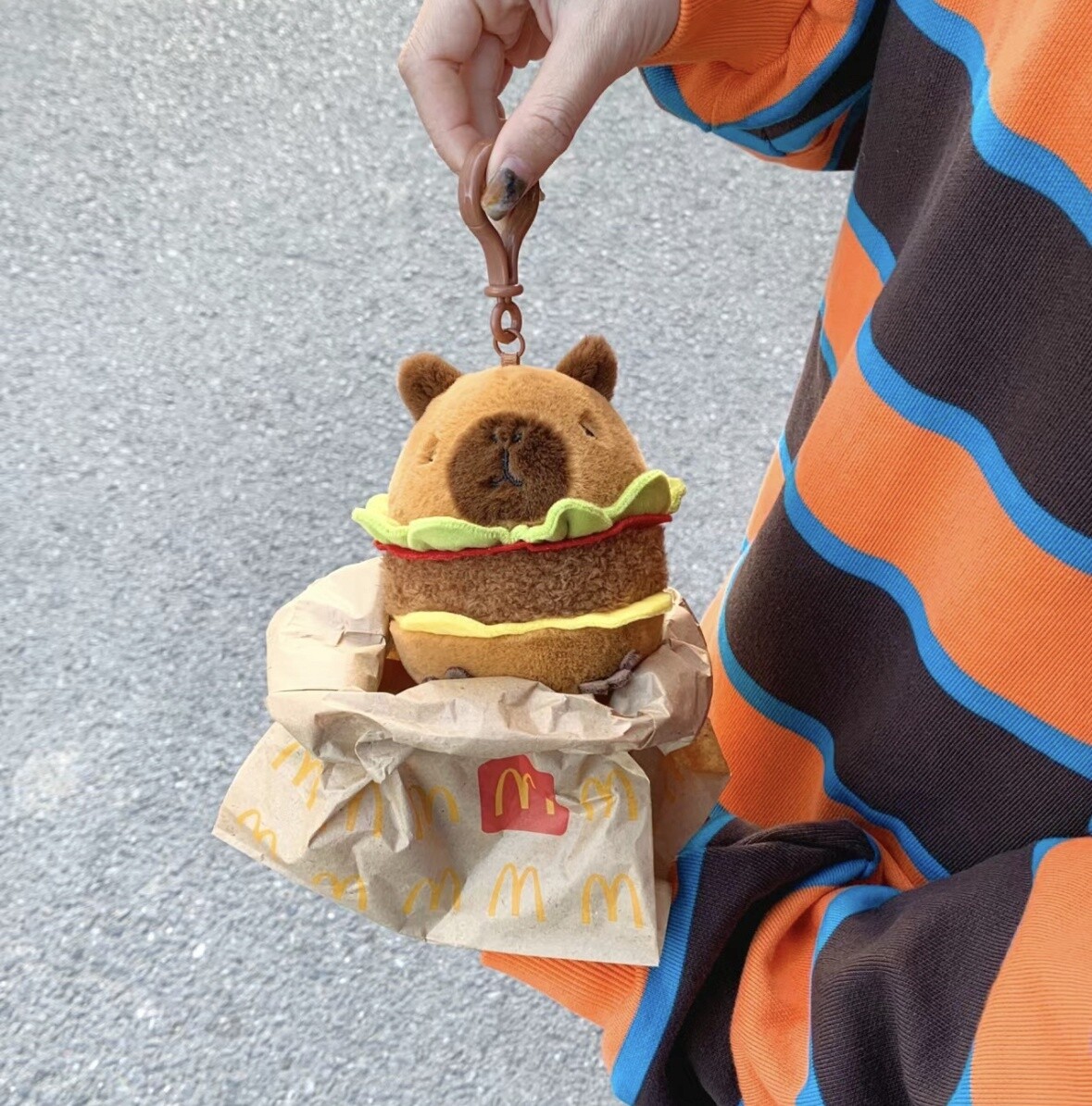 CAPYBARA卡皮巴拉 憨憨水豚挂件 汉堡 / Capybara Hamburger Keychain By GREEN PARTY