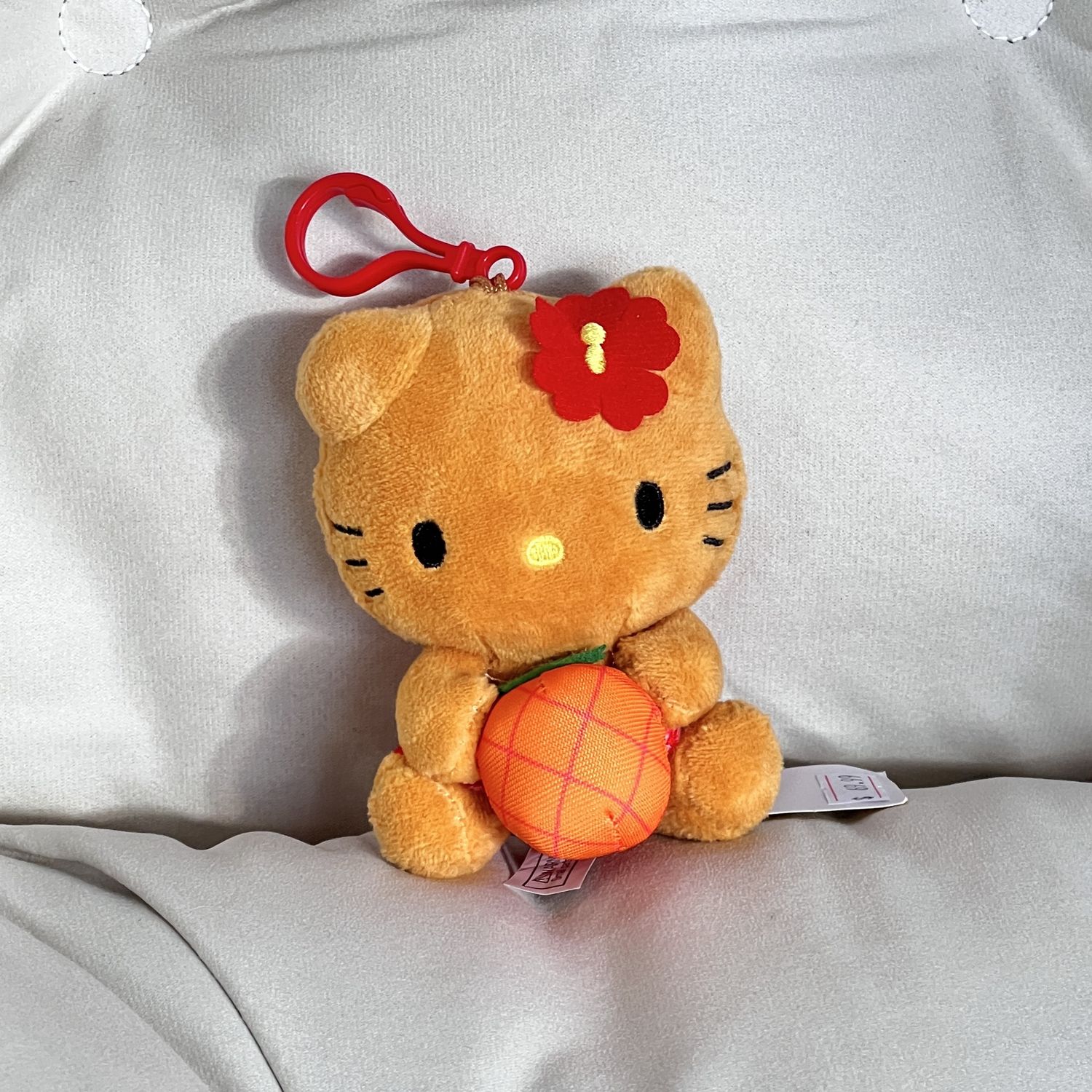 【在途现货】Sanrio三丽鸥夏威夷菠萝园系列挂件 Hello Kitty橘色菠萝/ 【Pre-order】Hello Kitty Hawaii Series Orange Pineapple Keychain By SANRIO