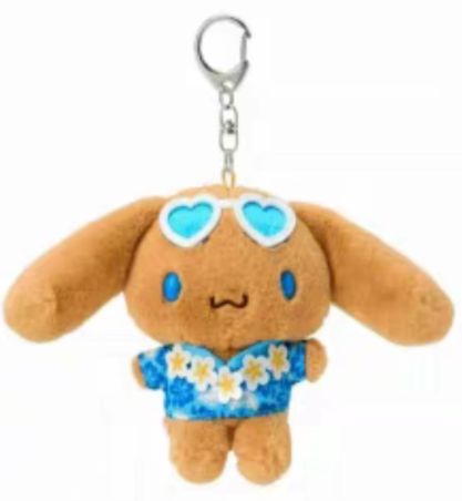 【在途现货】Sanrio三丽鸥夏威夷黑皮系列毛绒挂件 玉桂狗/ Hawaii Vacation Series Charm By SANRIO