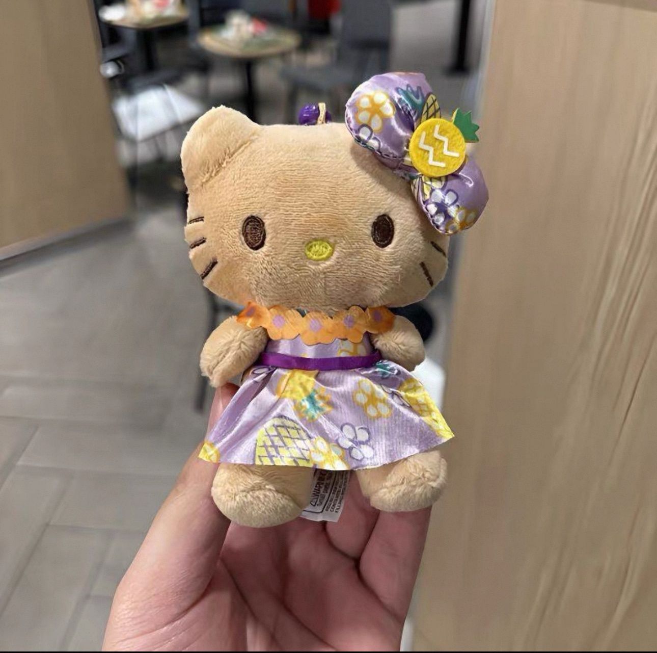 【在途现货】Sanrio三丽鸥夏威夷菠萝园系列挂件 Hello Kitty紫色菠萝 / 【Pre-order】Hello Kitty Hawaii Purple Pineapple Keychain By SANRIO