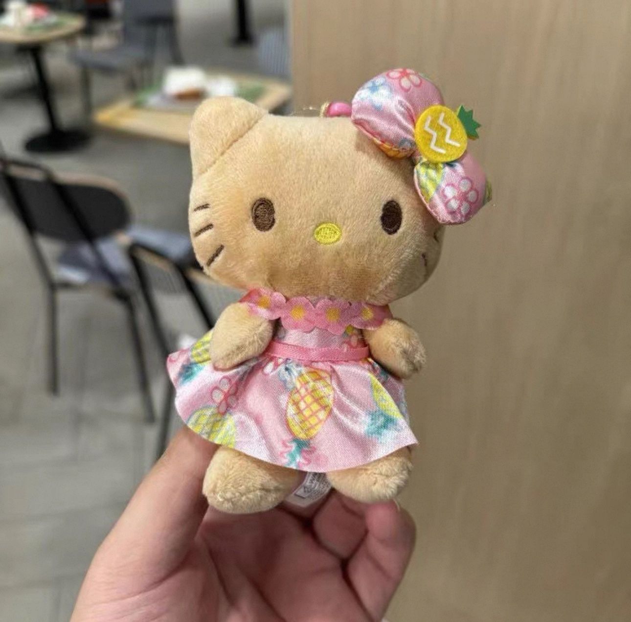 【在途现货】Sanrio三丽鸥夏威夷菠萝园系列挂件 Hello Kitty粉色菠萝 / 【Pre-order】Hello Kitty Hawaii Pink Pineapple Keychain By SANRIO