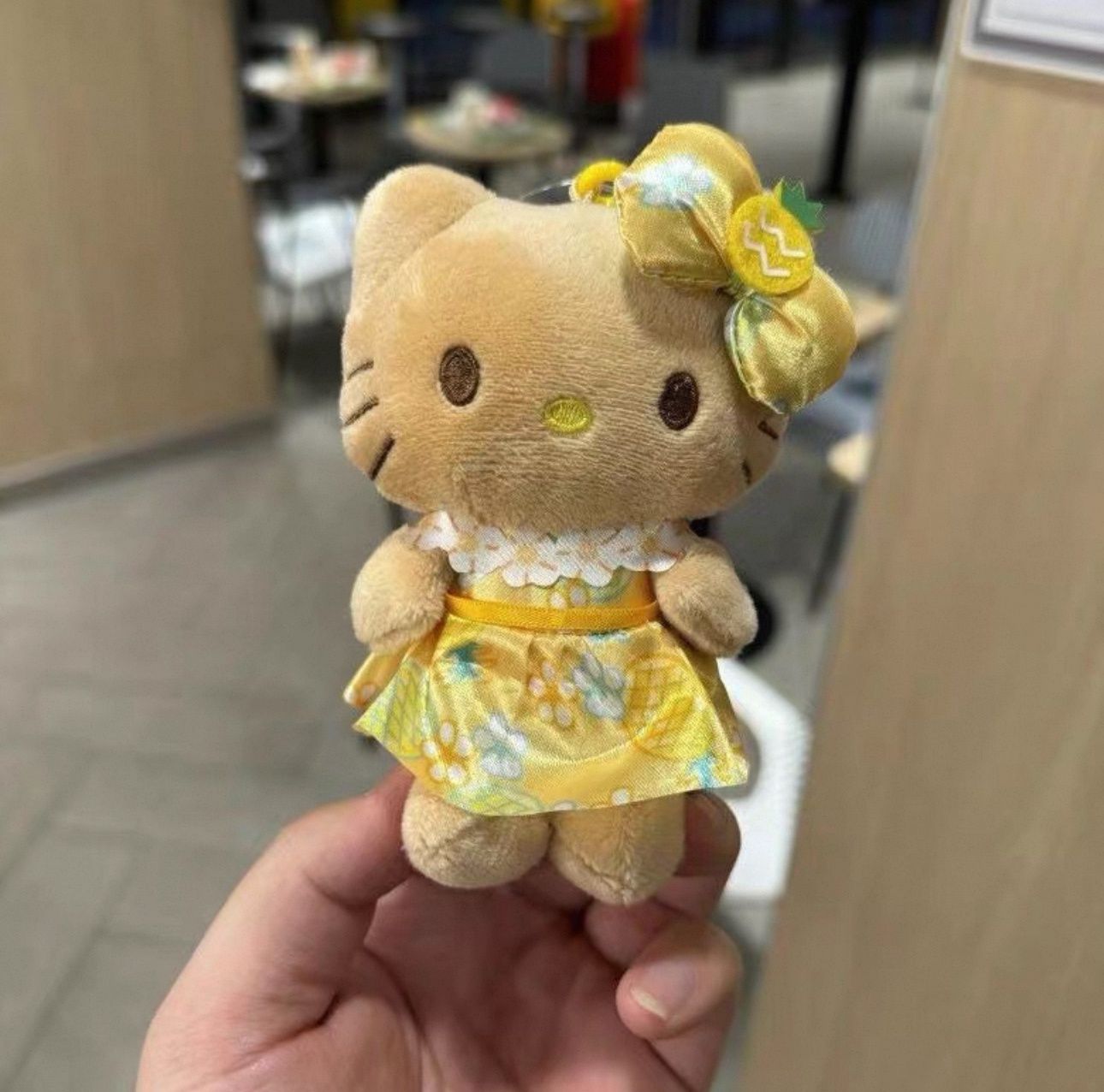 【在途现货】Sanrio三丽鸥夏威夷菠萝园系列挂件 Hello Kitty黄色菠萝 / 【Pre-order】Hello Kitty Hawaii Yellow Pineapple Keychain By SANRIO