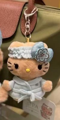 【在途现货】Sanrio三丽鸥夏威夷 X Kahala Hotel系列挂件 Hello Kitty浴袍Spa / Hello Kitty Spa Hawaii X Kahala Series Keychain By SANRIO