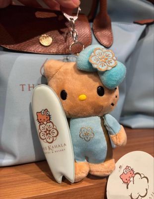 【新品上架】Sanrio三丽鸥夏威夷 X Kahala Hotel系列挂件 Hello Kitty冲浪板 / Hello Kitty Surfing Keychain By SANRIO X KAHALA