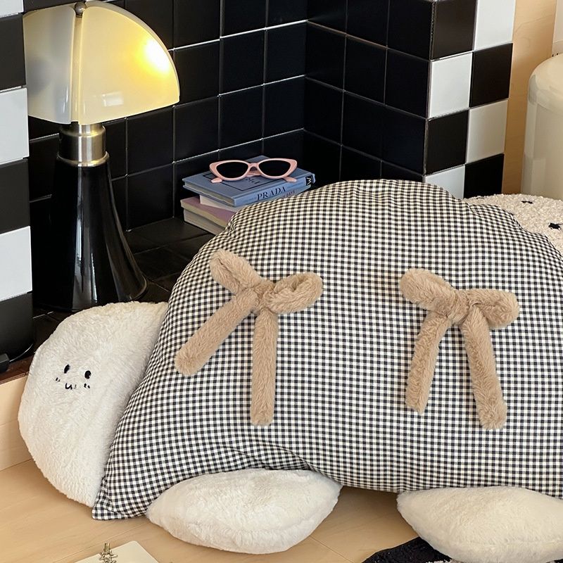 【在途现货】异形格子抱枕 黑色/ Cute Tie Bow Pillow  Black