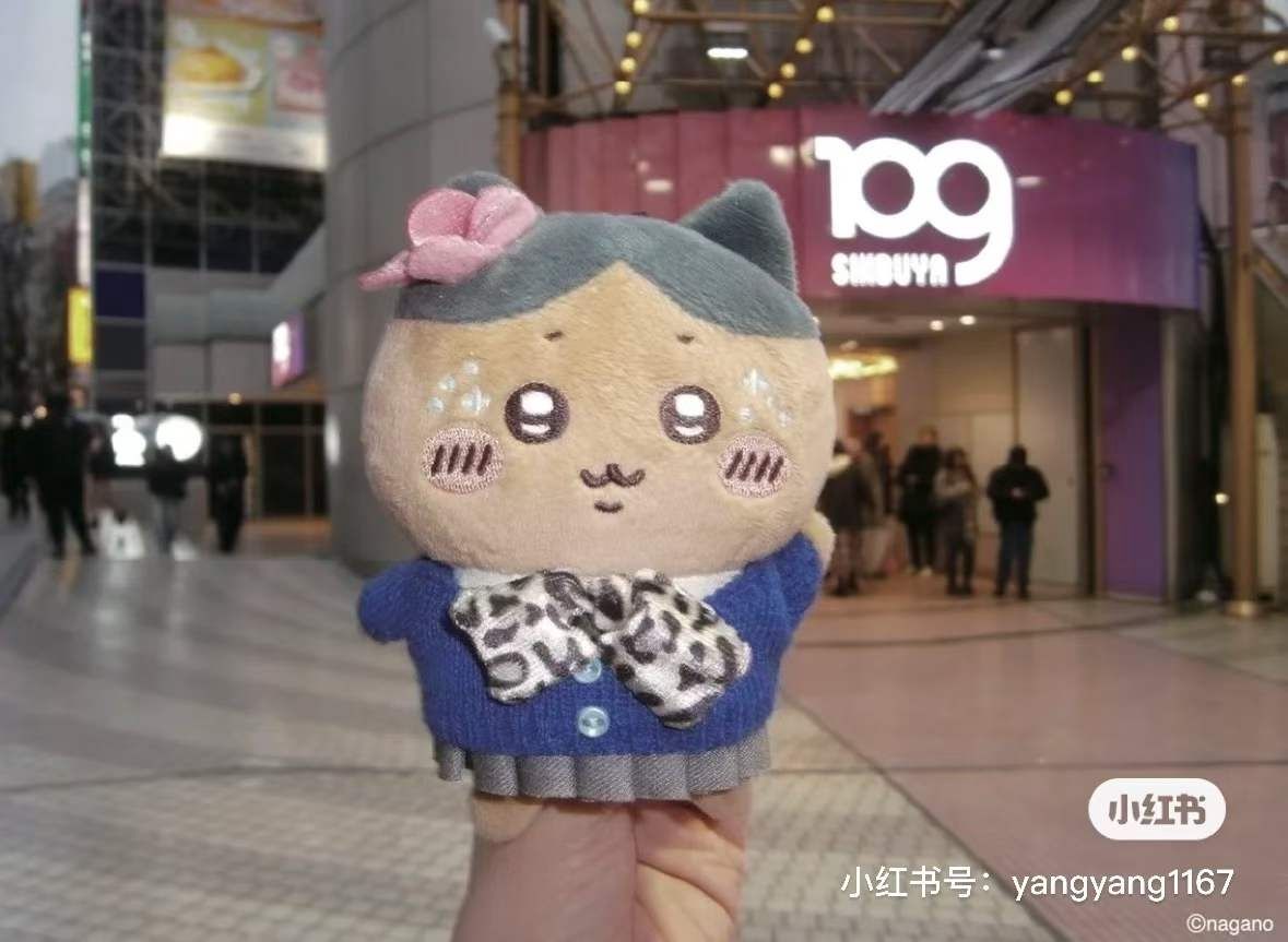 【26年7月底发售】Chiikawa黑皮限定系列挂件 小八/【End-July Pre-Order】Hachi Dark Skin Limited Series Charm By CHIIKAWA