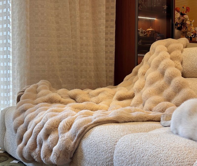 Light Luxury Faux Rabbit Fur Throw Blanket – 1.8×2.0m/ 轻奢兔毛绒盖毯1.8*2.0m