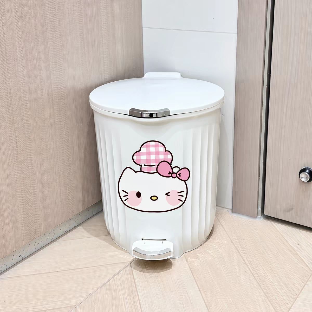 Hello Kitty Pedal Trash Can with Lid - White