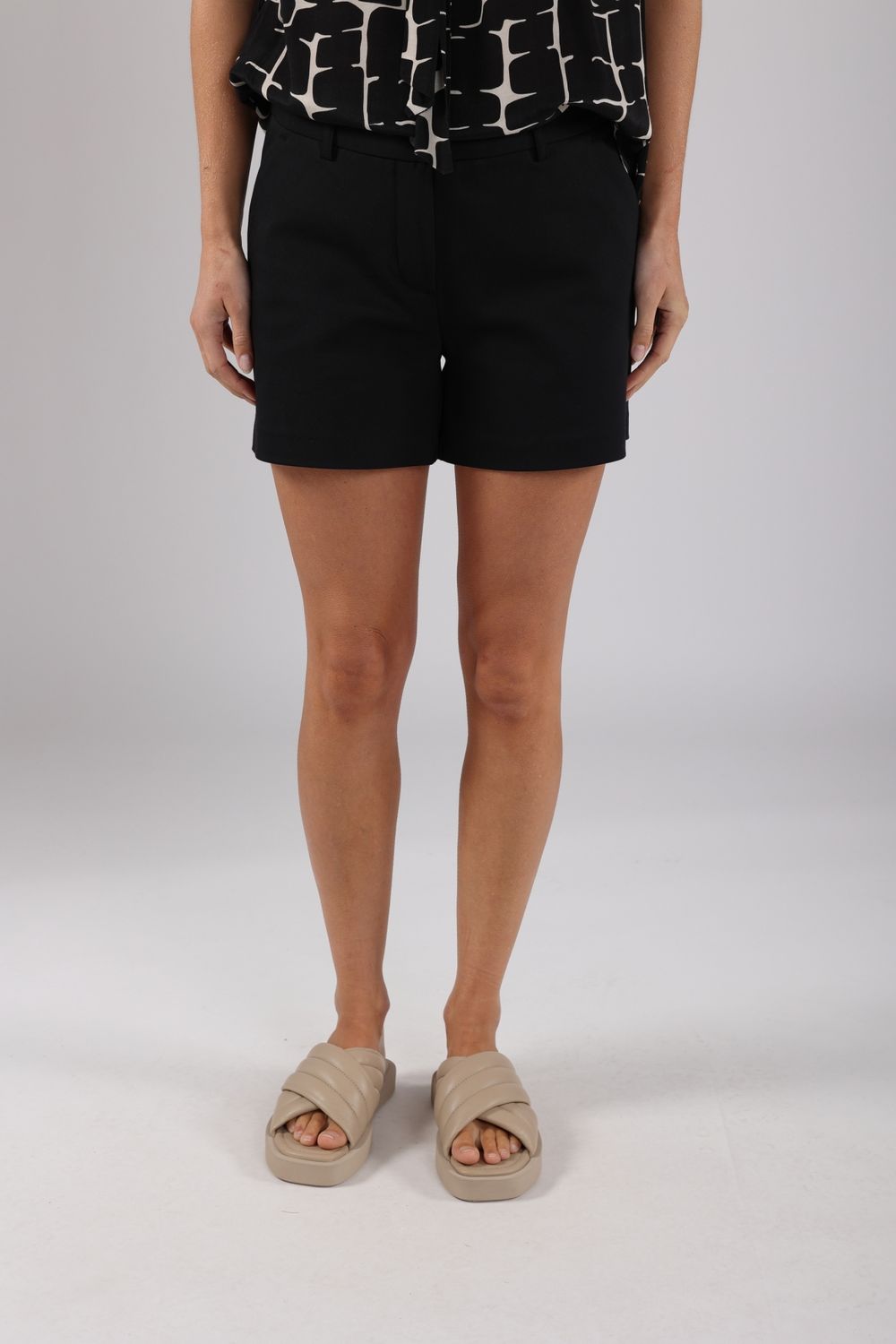 NUKUS Kaia Short zwart