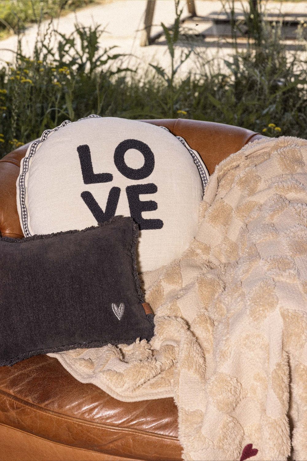 Zusss kussen rond love 45cm zand/antraciet zand / antracietgrijs