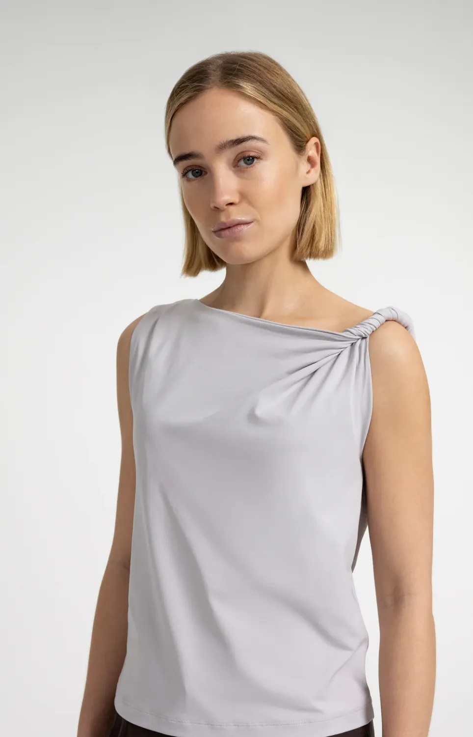 YaYa Top met gedraaide schouderband ALABASTER GRAY