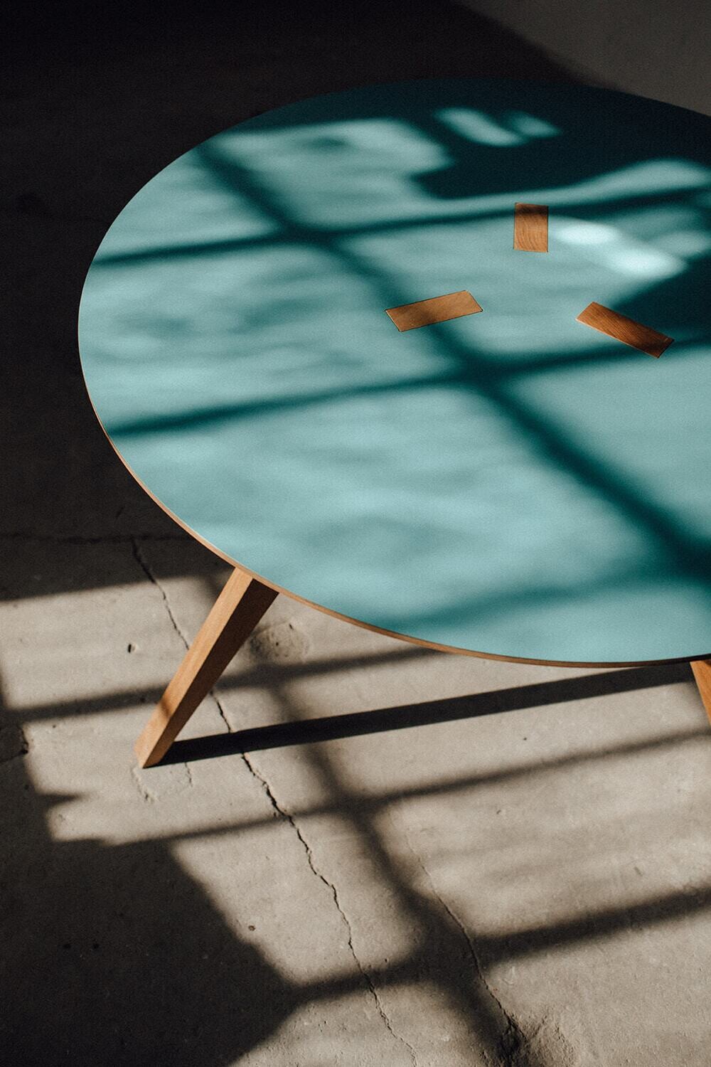 Runder Tisch Massivholz 'Stäak' mit Linoleum